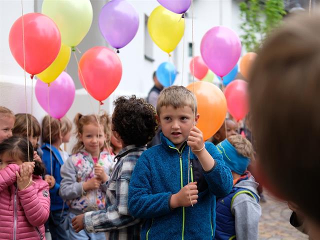 Die+Kindergartenkinder+mit+Luftballonen